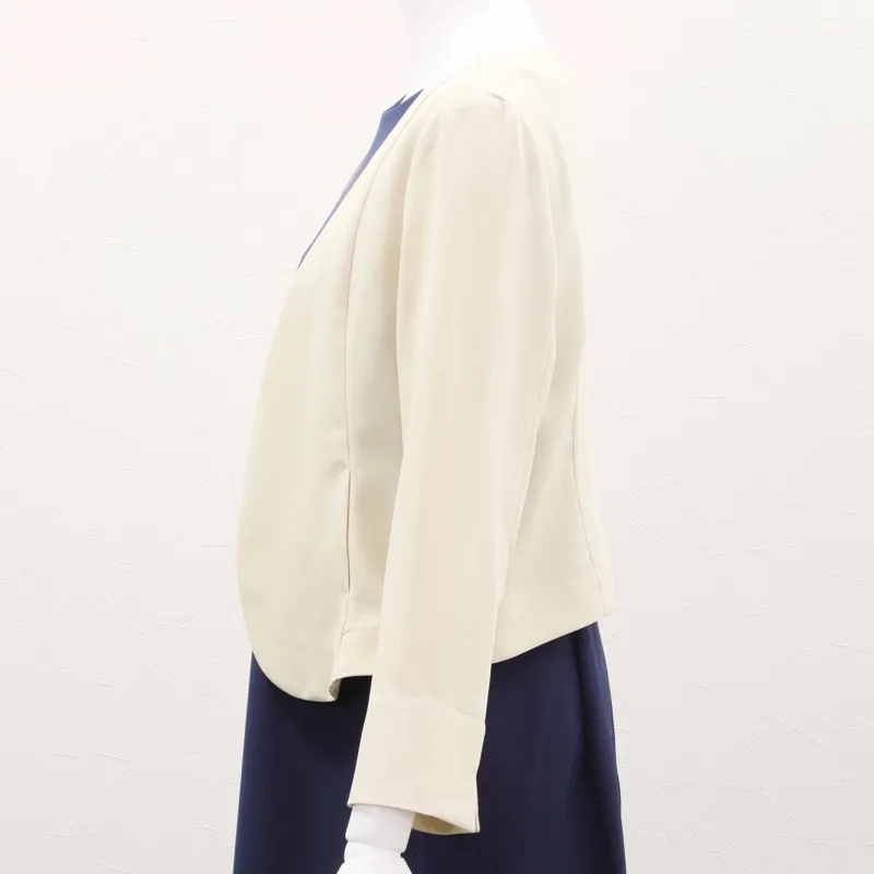 ベージュのV開きノーカラーボレロ