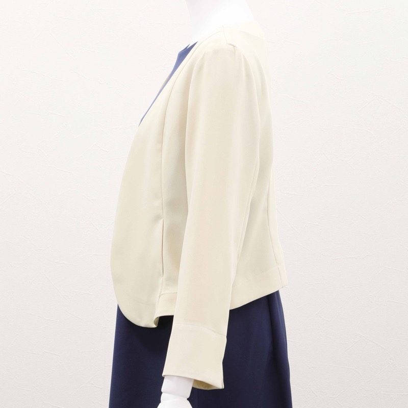 ベージュのV開きノーカラーボレロ