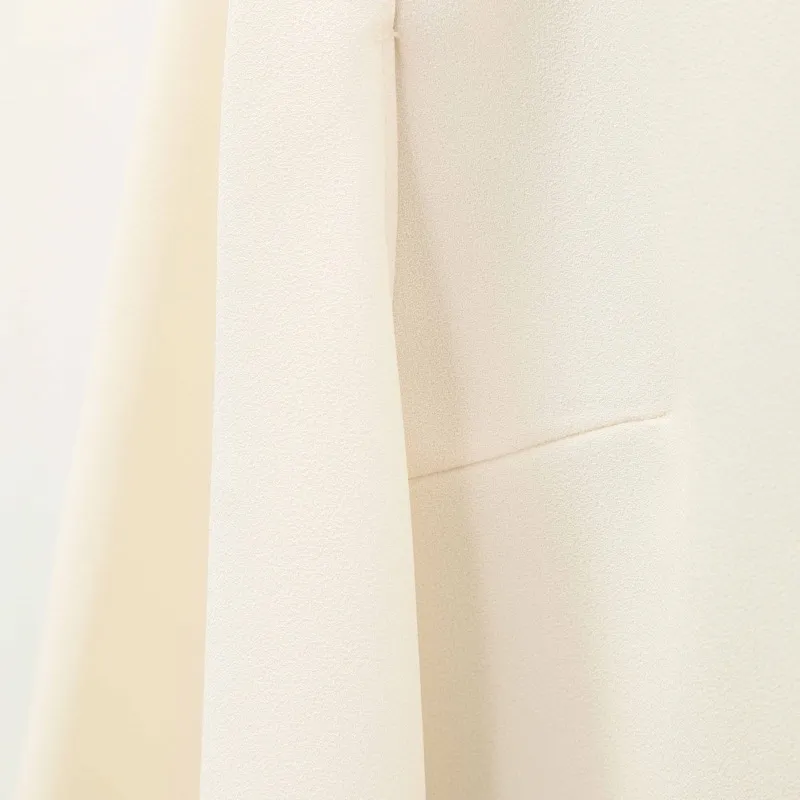 ベージュのV開きノーカラーボレロ