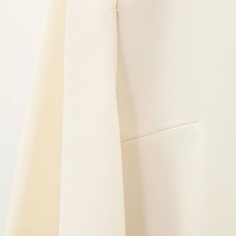 ベージュのV開きノーカラーボレロ