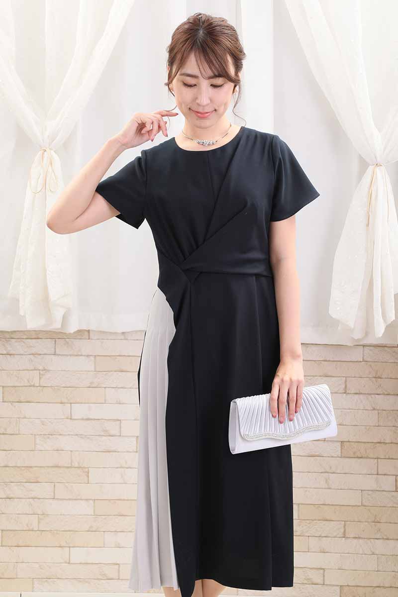 ネイビーのウエストギャザーサイドプリーツワンピース