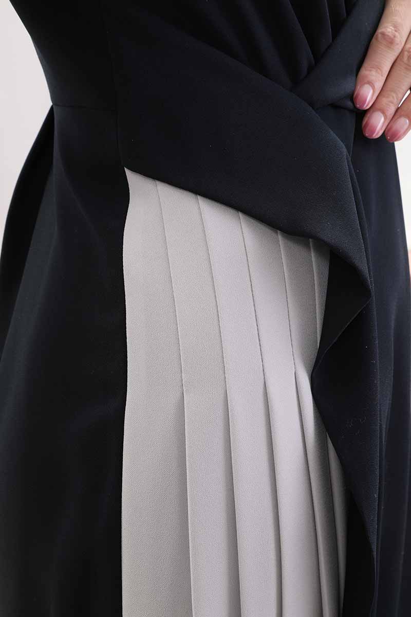 ネイビーのウエストギャザーサイドプリーツワンピース