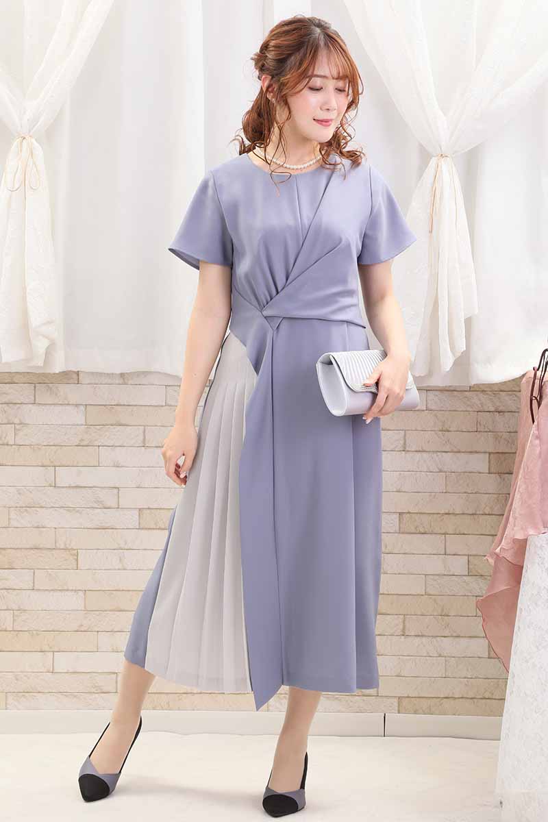 ブルーのウエストギャザーサイドプリーツワンピース