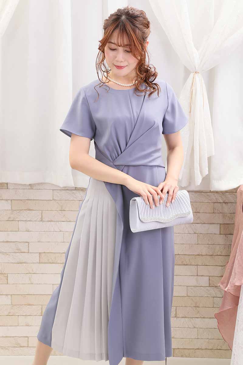 ブルーのウエストギャザーサイドプリーツワンピース