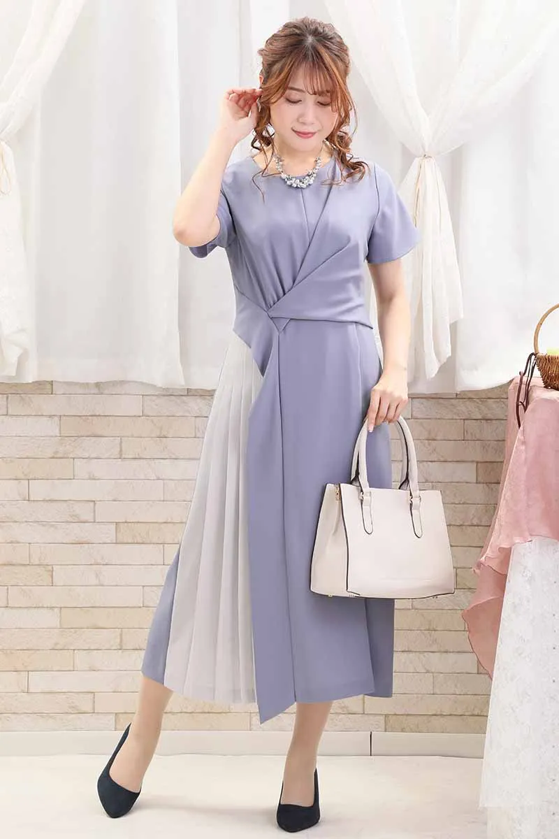 ブルーのウエストギャザーサイドプリーツワンピース