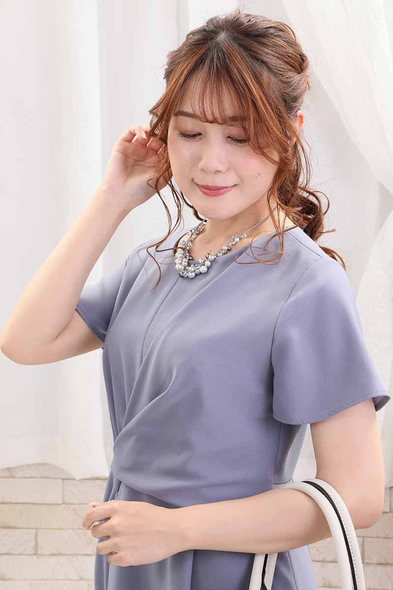 ブルーのウエストギャザーサイドプリーツワンピース