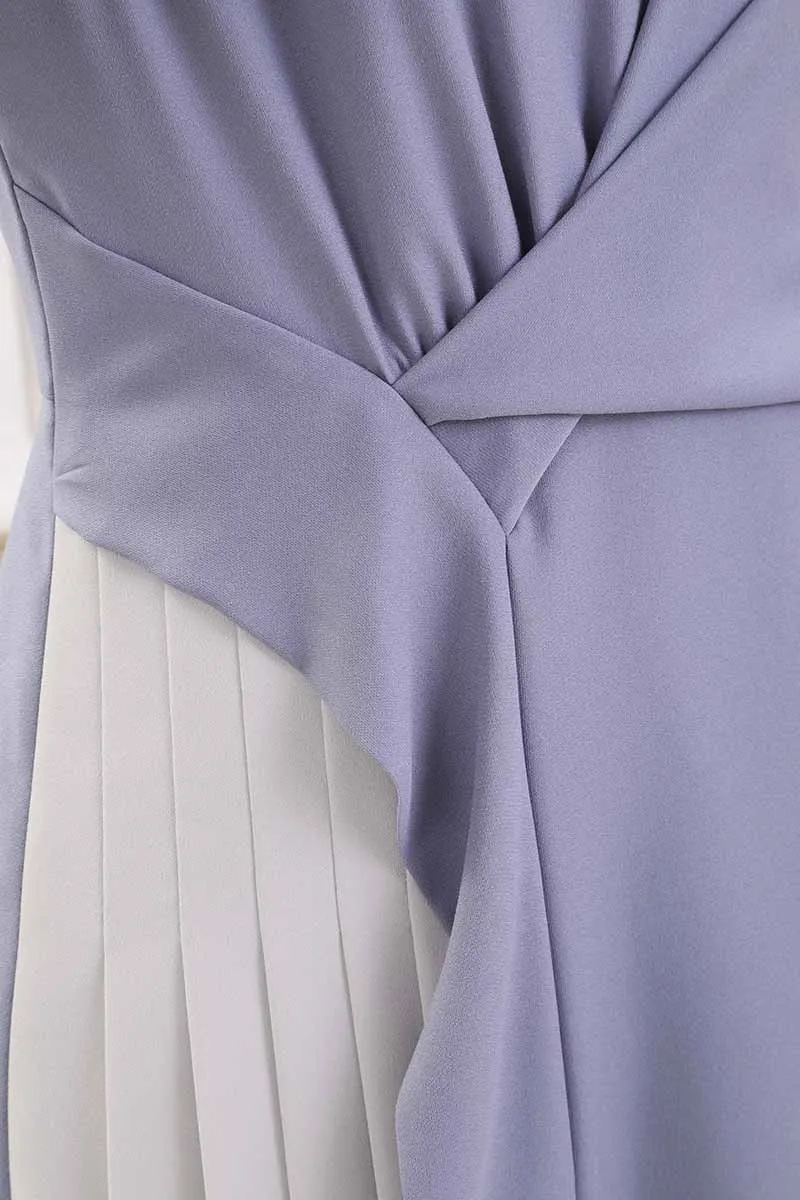 ブルーのウエストギャザーサイドプリーツワンピース