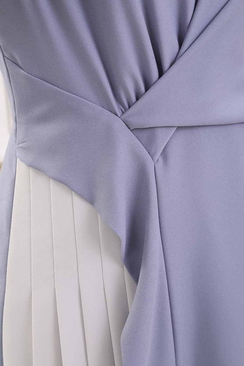 ブルーのウエストギャザーサイドプリーツワンピース