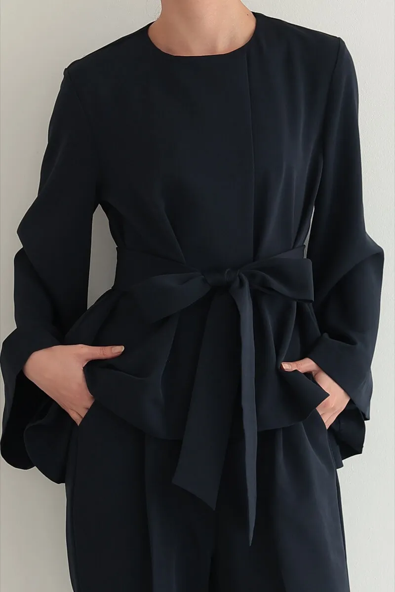 ネイビーのペプラムトップス