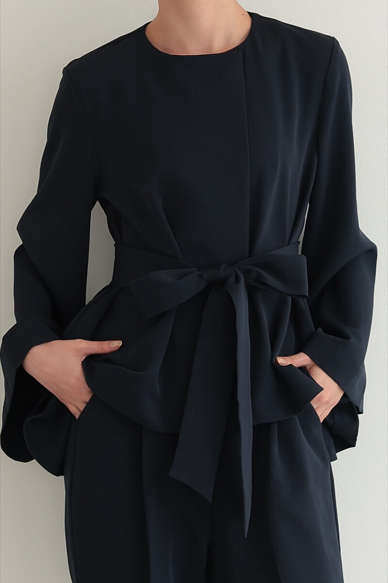 ネイビーのペプラムトップス