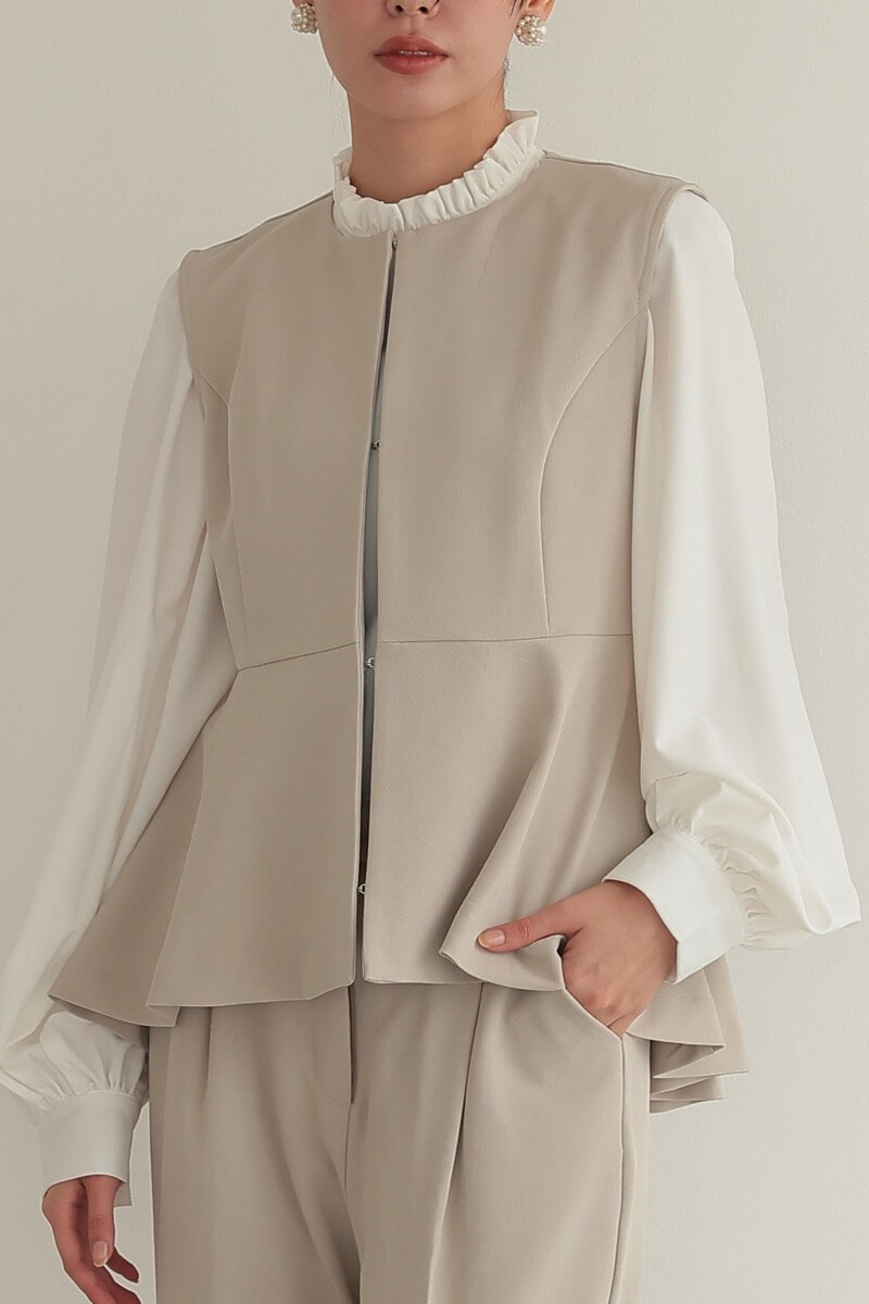 ベージュのクルーネックジレ