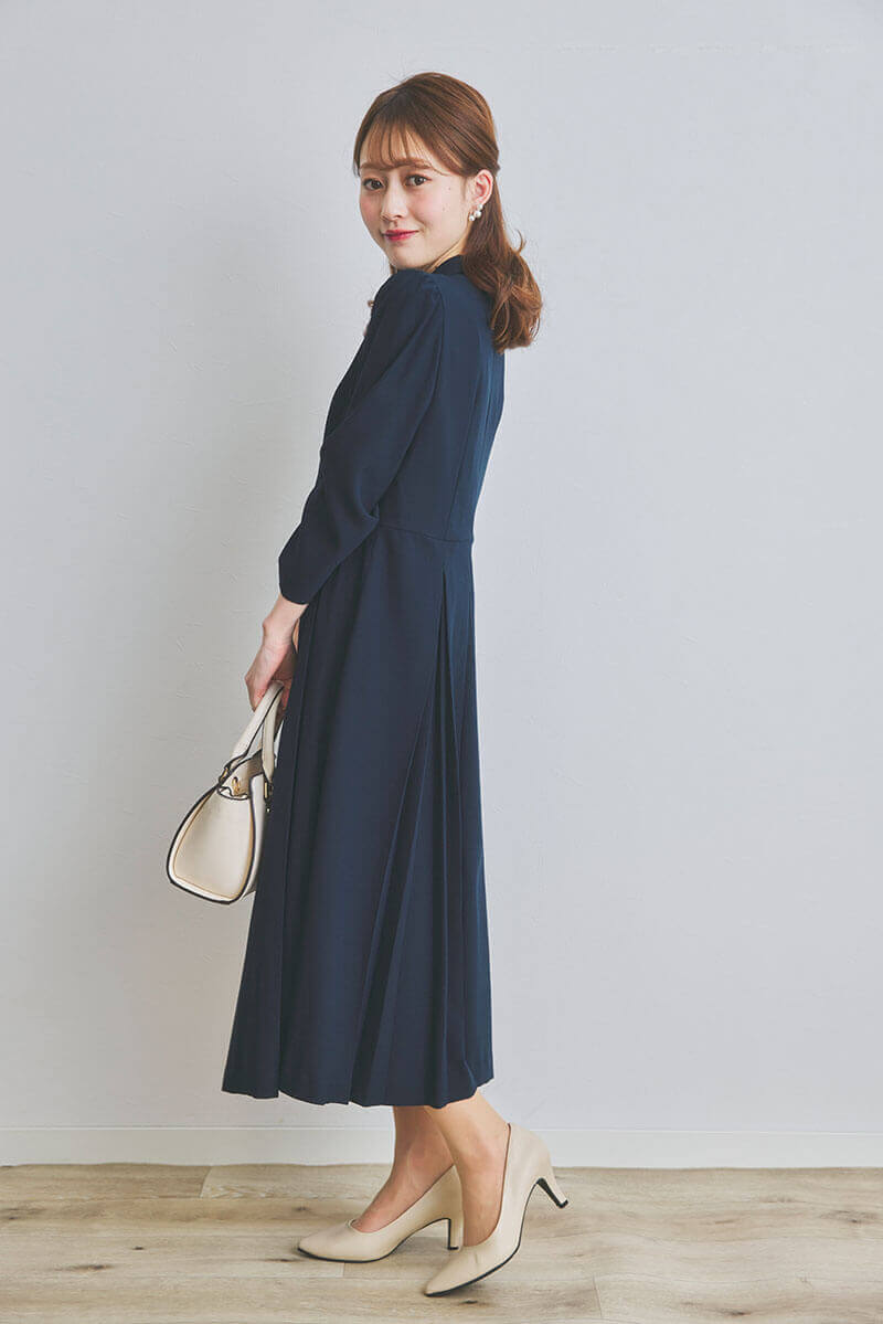 ネイビーのボウタイ付ボックスプリーツワンピース