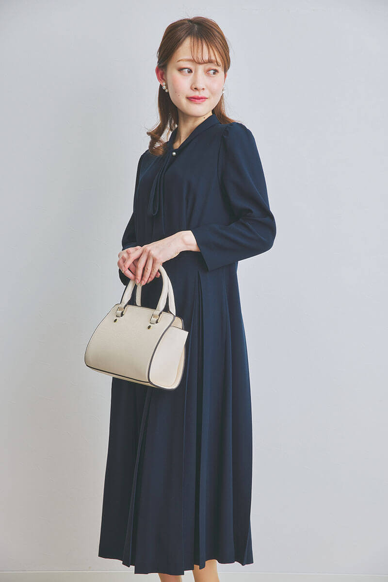 ネイビーのボウタイ付ボックスプリーツワンピース