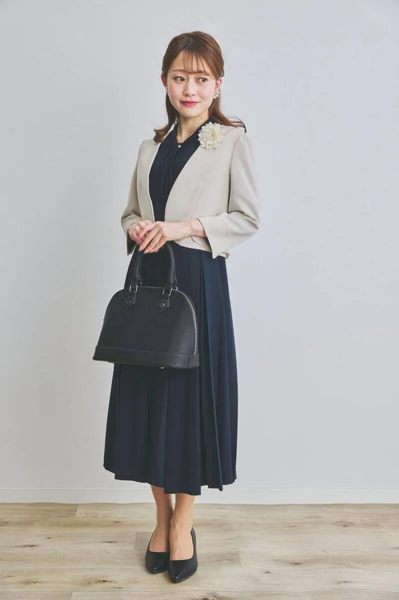 ネイビーのボウタイ付ボックスプリーツワンピース