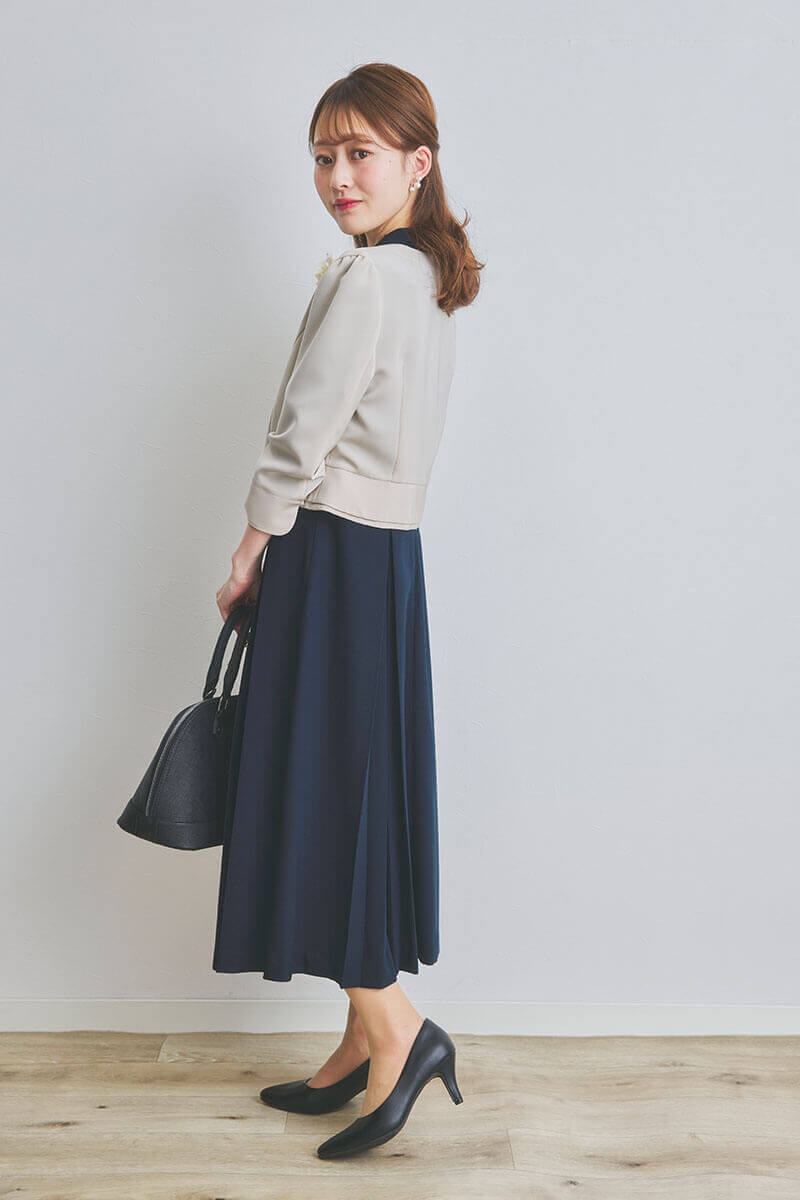 ネイビーのボウタイ付ボックスプリーツワンピース