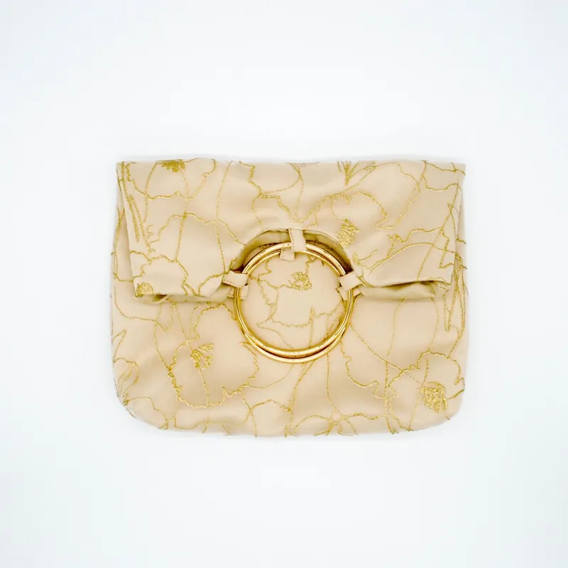 ベージュのフラワークロッキーバッグ