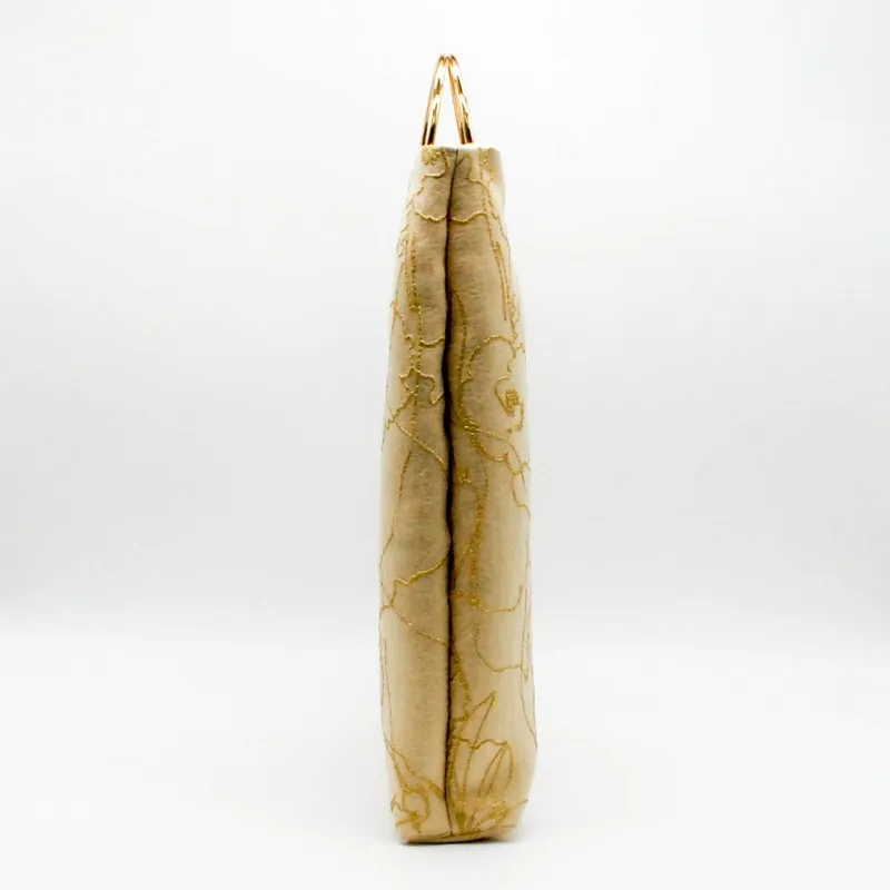 ベージュのフラワークロッキーバッグ