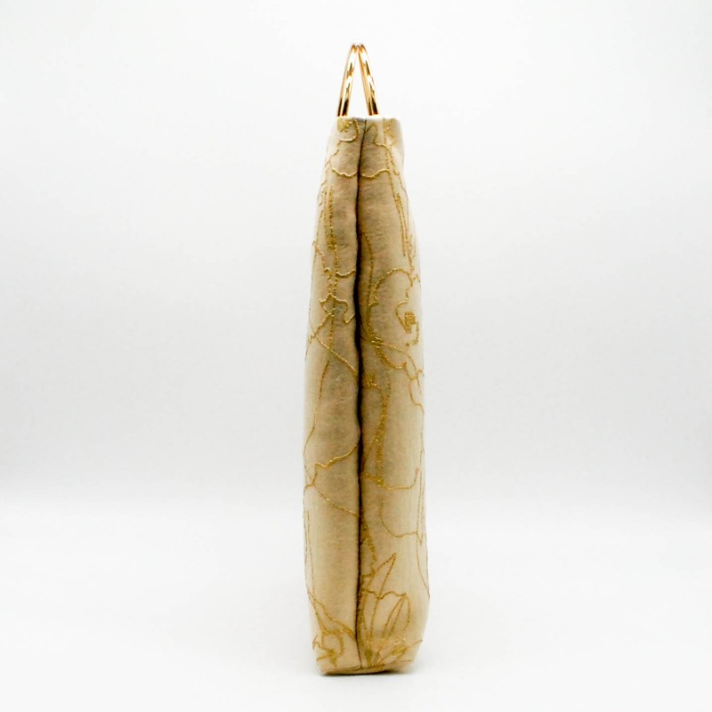 ベージュのフラワークロッキーバッグ