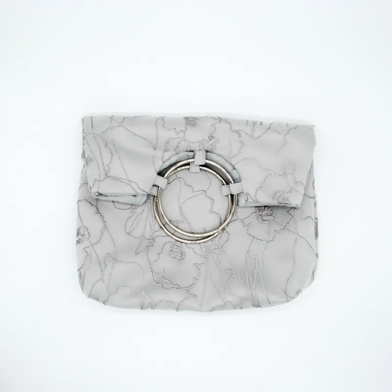 グレーのフラワークロッキーバッグ