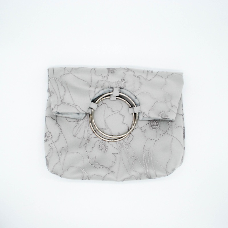 グレーのフラワークロッキーバッグ