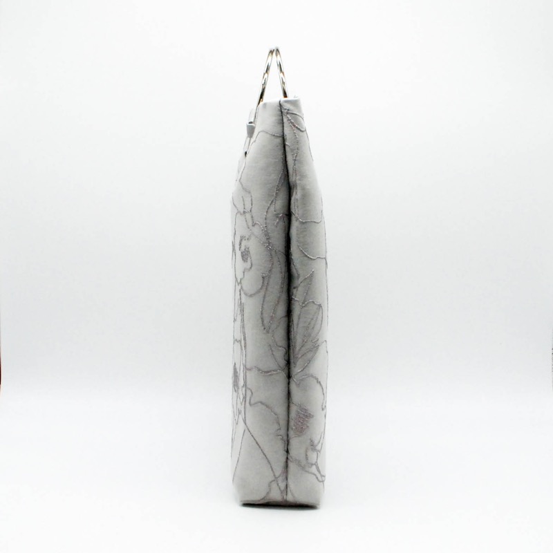 グレーのフラワークロッキーバッグ