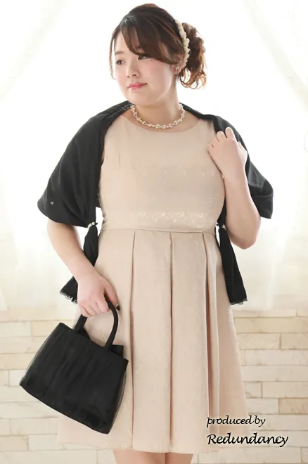 ベージュのフィットアンドフレアドレスコーディネートセット