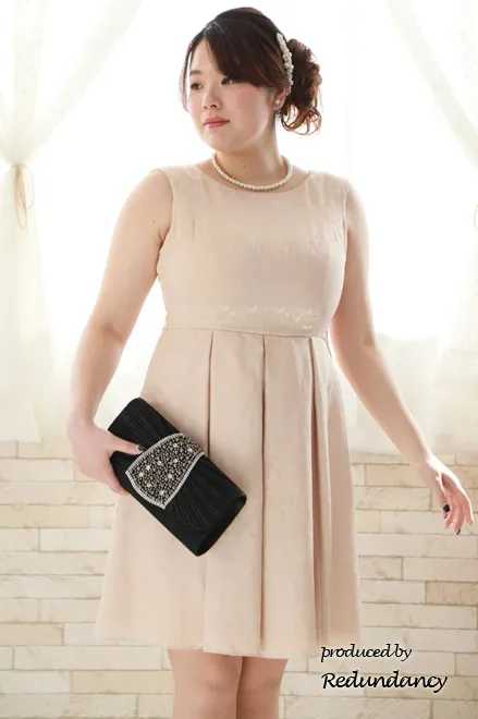 ベージュのフィットアンドフレアドレスコーディネートセット