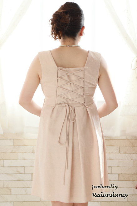 ベージュのフィットアンドフレアドレスコーディネートセット