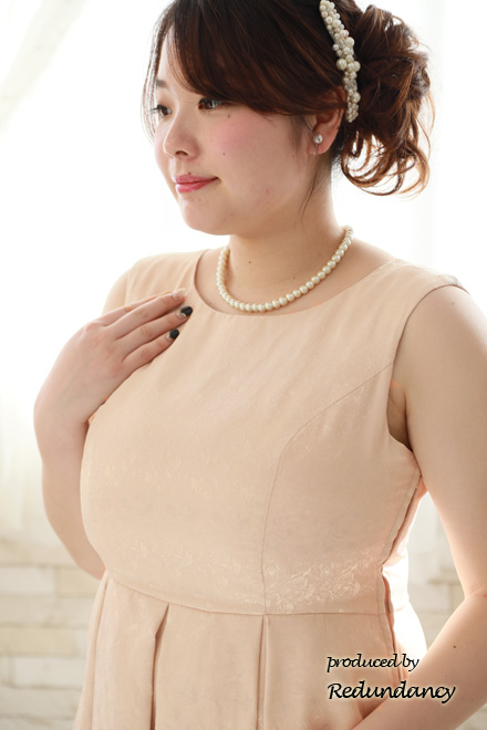 ベージュのフィットアンドフレアドレスコーディネートセット