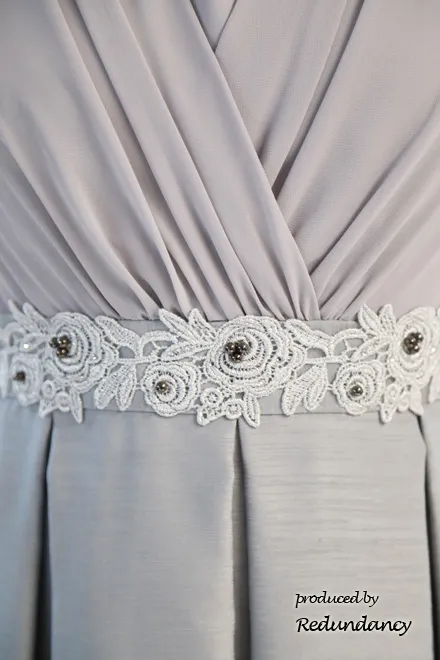 シルバーのウエスト刺繍入りシャンタンドレスコーディネートセット