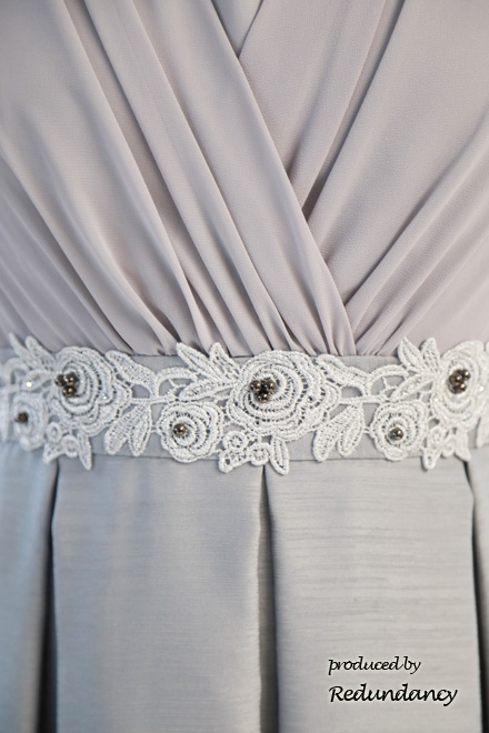 シルバーのウエスト刺繍入りシャンタンドレスコーディネートセット