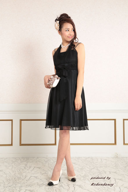 ブラックのホルターネックシフォンドレス