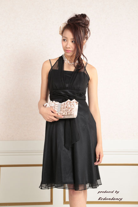 ブラックのホルターネックシフォンドレス