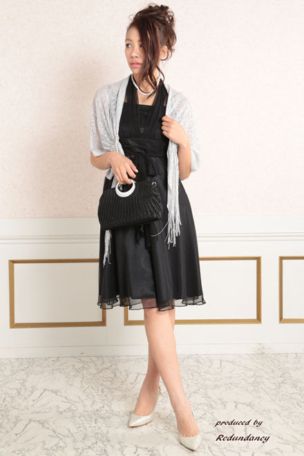 ブラックのホルターネックシフォンドレス