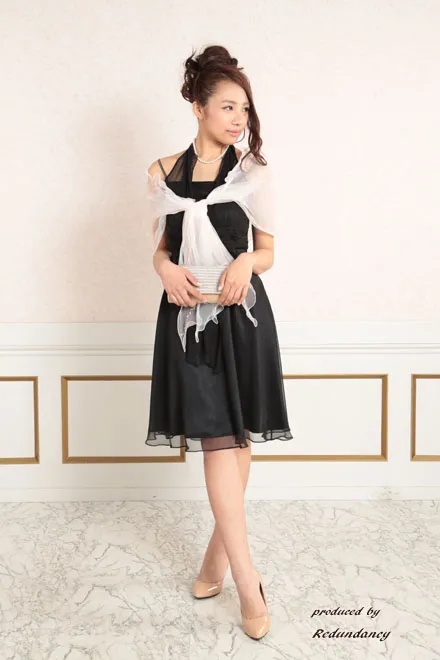 ブラックのホルターネックシフォンドレス