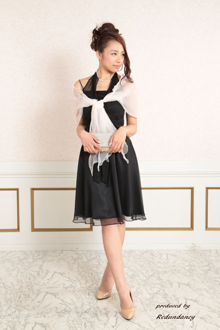 ブラックのホルターネックシフォンドレス