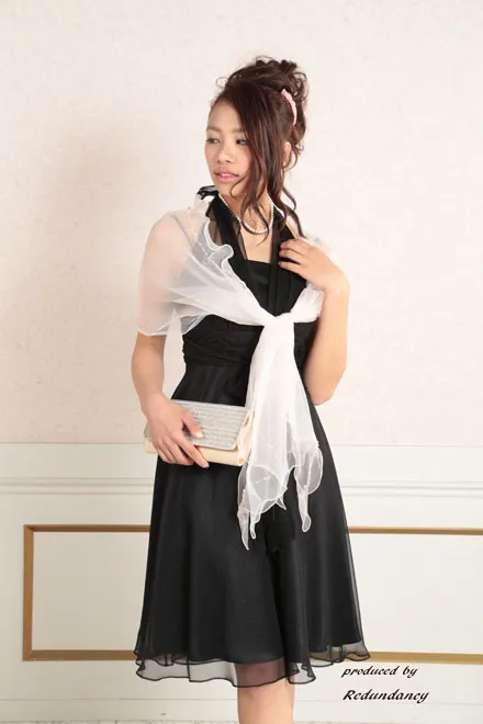 ブラックのホルターネックシフォンドレス