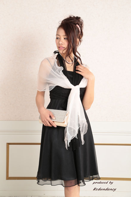 ブラックのホルターネックシフォンドレス