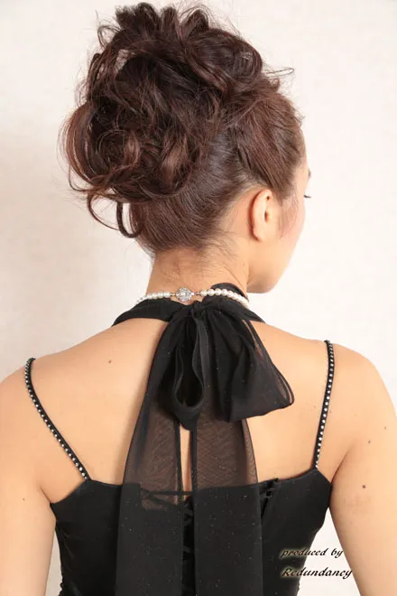 ブラックのホルターネックシフォンドレス