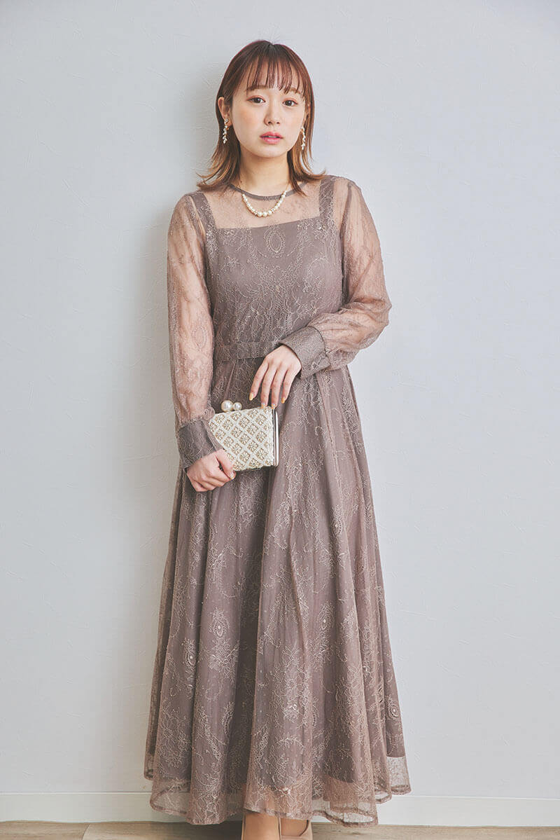 ブラウンのロングレースガウンドレス