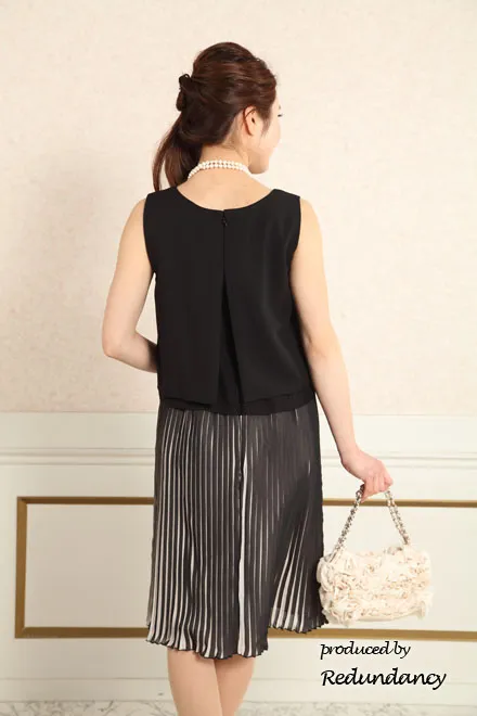 ブラックの切替膝丈プリーツドレス