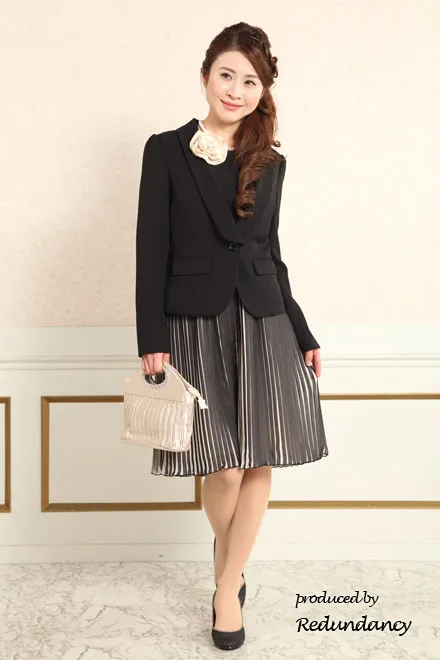 ブラックの切替膝丈プリーツドレス