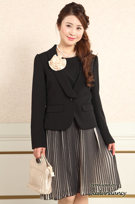 ブラックの切替膝丈プリーツドレス