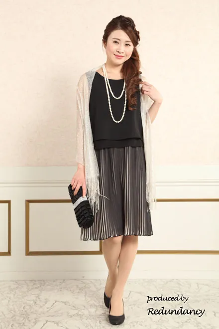 ブラックの切替膝丈プリーツドレス