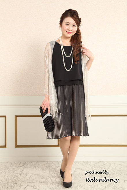 ブラックの切替膝丈プリーツドレス