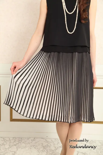 ブラックの切替膝丈プリーツドレス