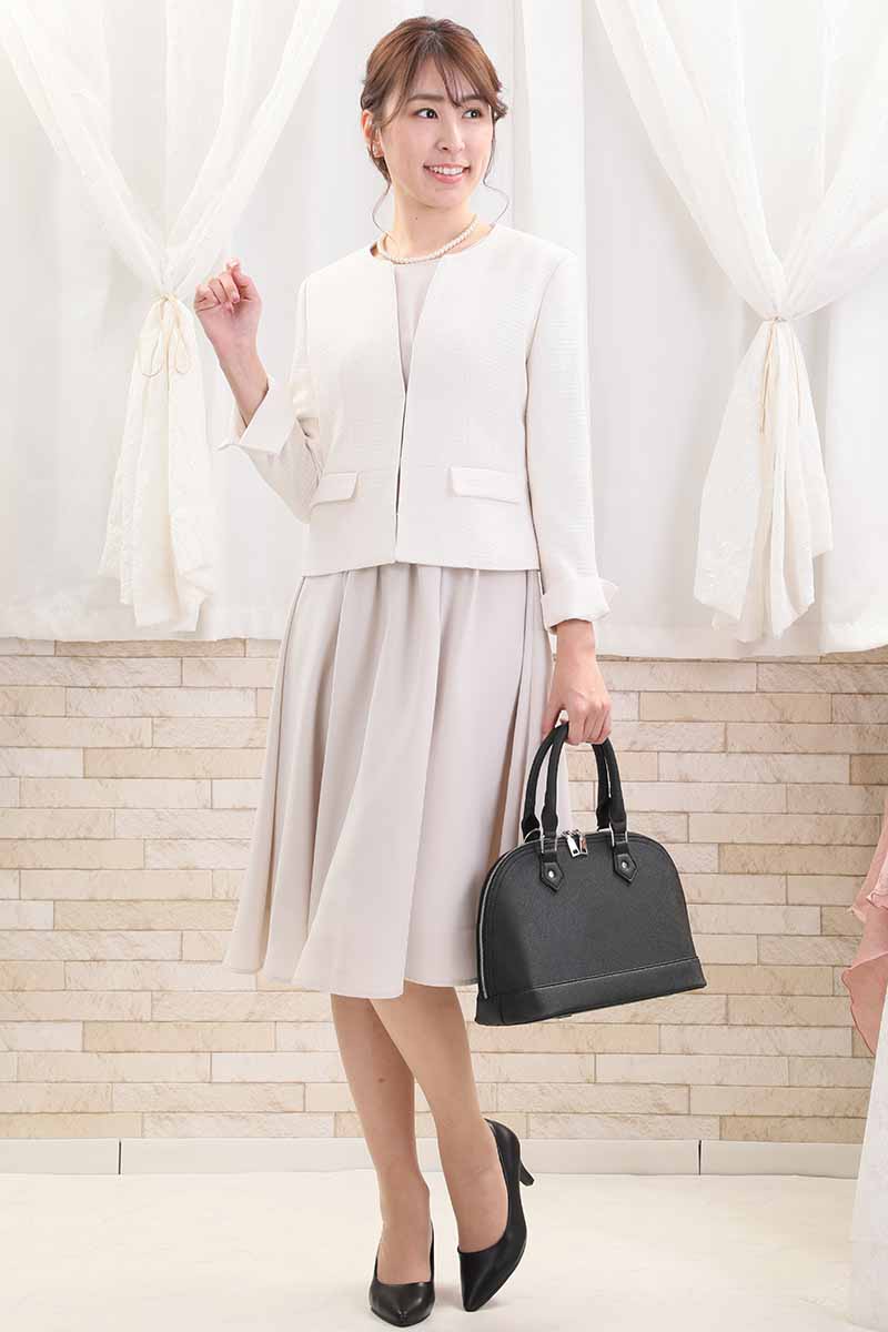 ライトベージュの七分袖タックギャザーセレモニースーツセット