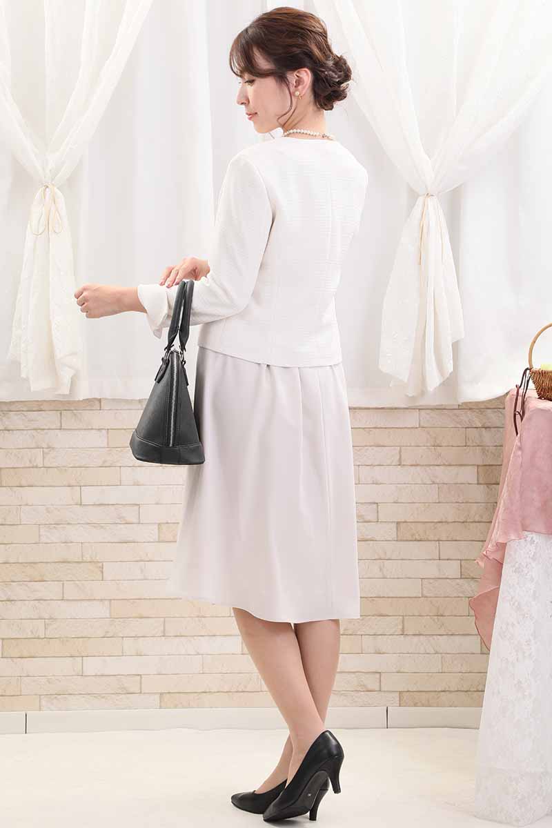 ライトベージュの七分袖タックギャザーセレモニースーツセット