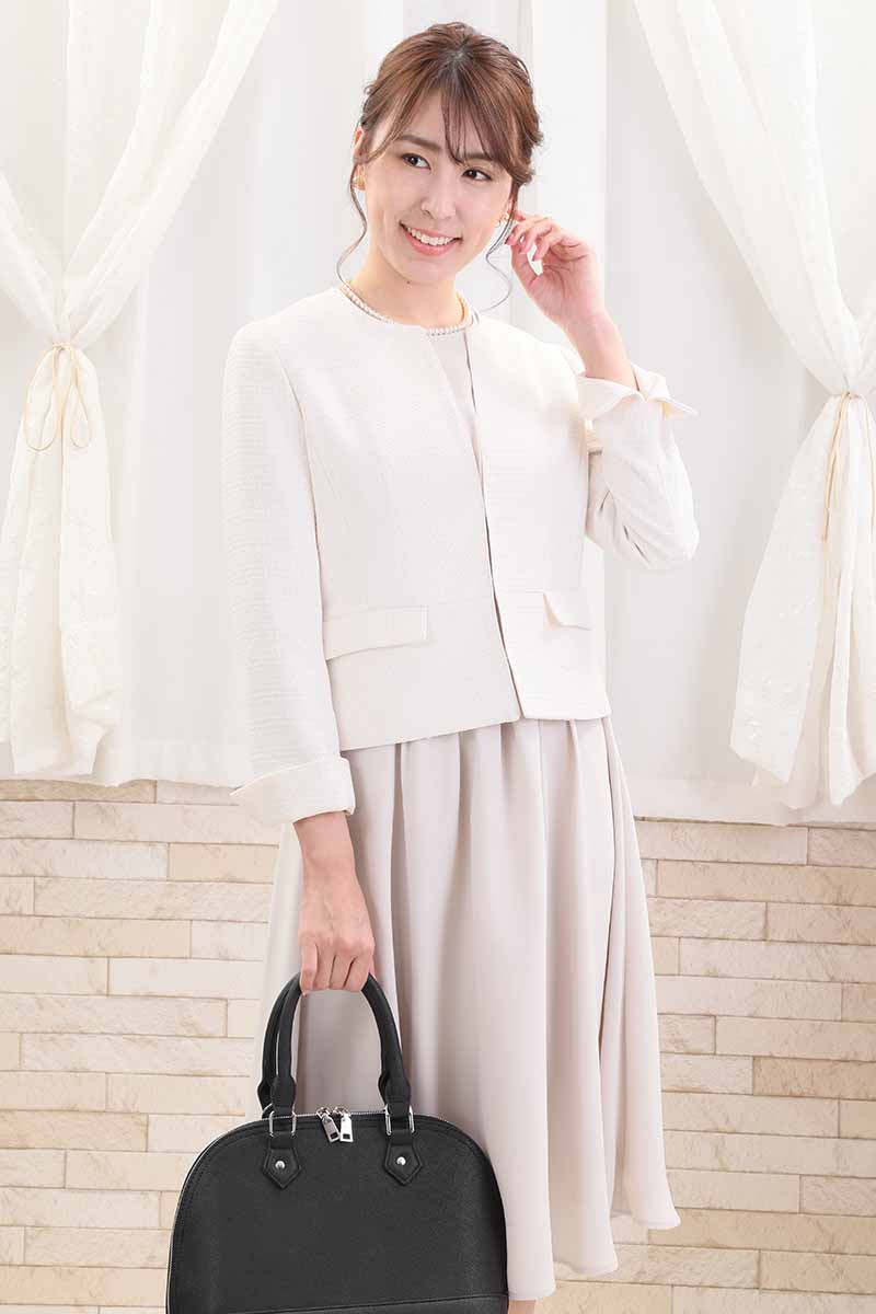 ライトベージュの七分袖タックギャザーセレモニースーツセット