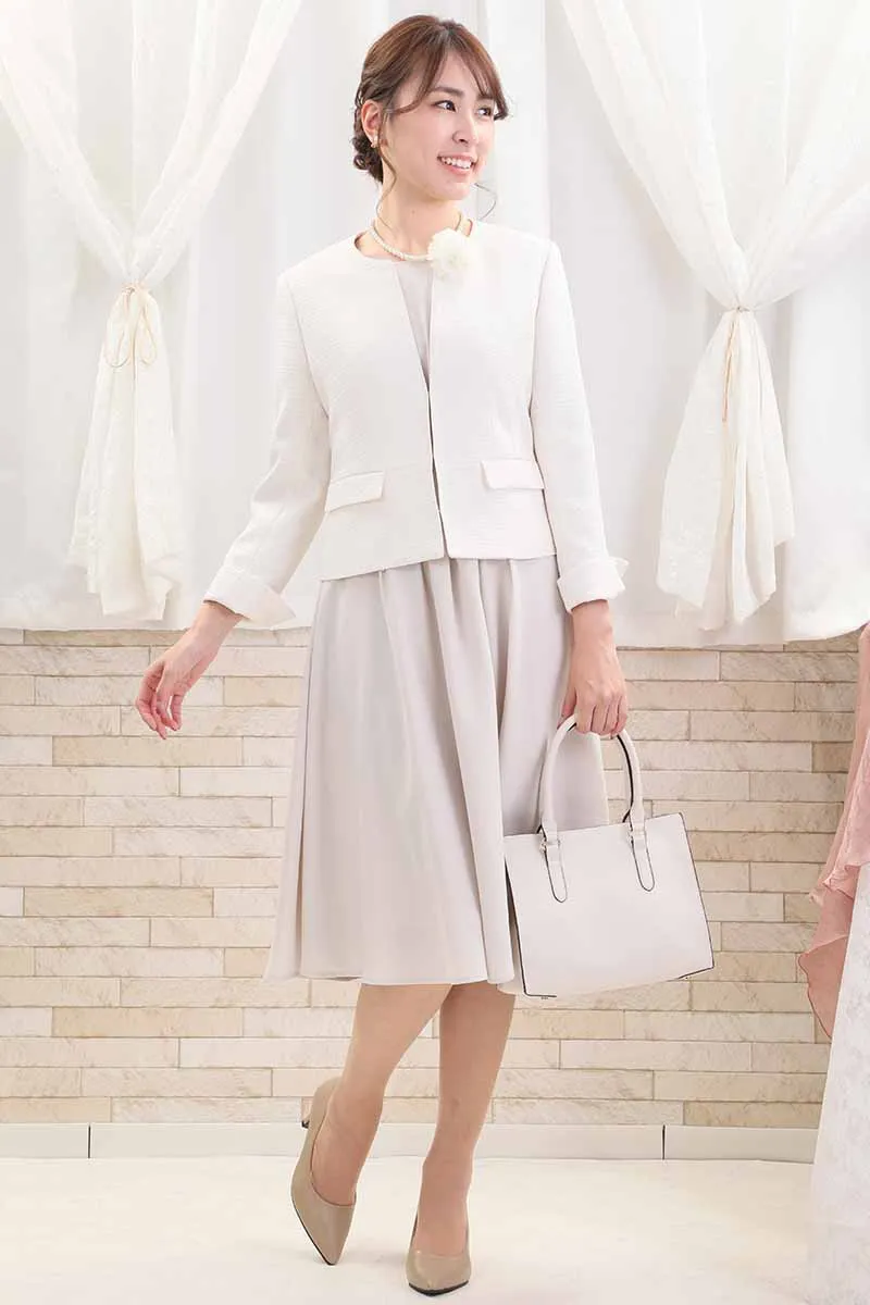 ライトベージュの七分袖タックギャザーセレモニースーツセット